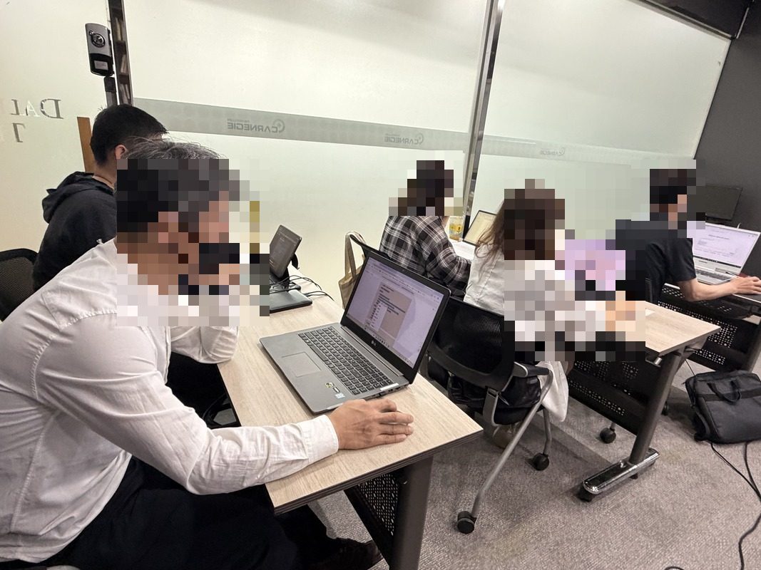 수강생들이 각자 노트북으로 실습을 따라 하는 모습